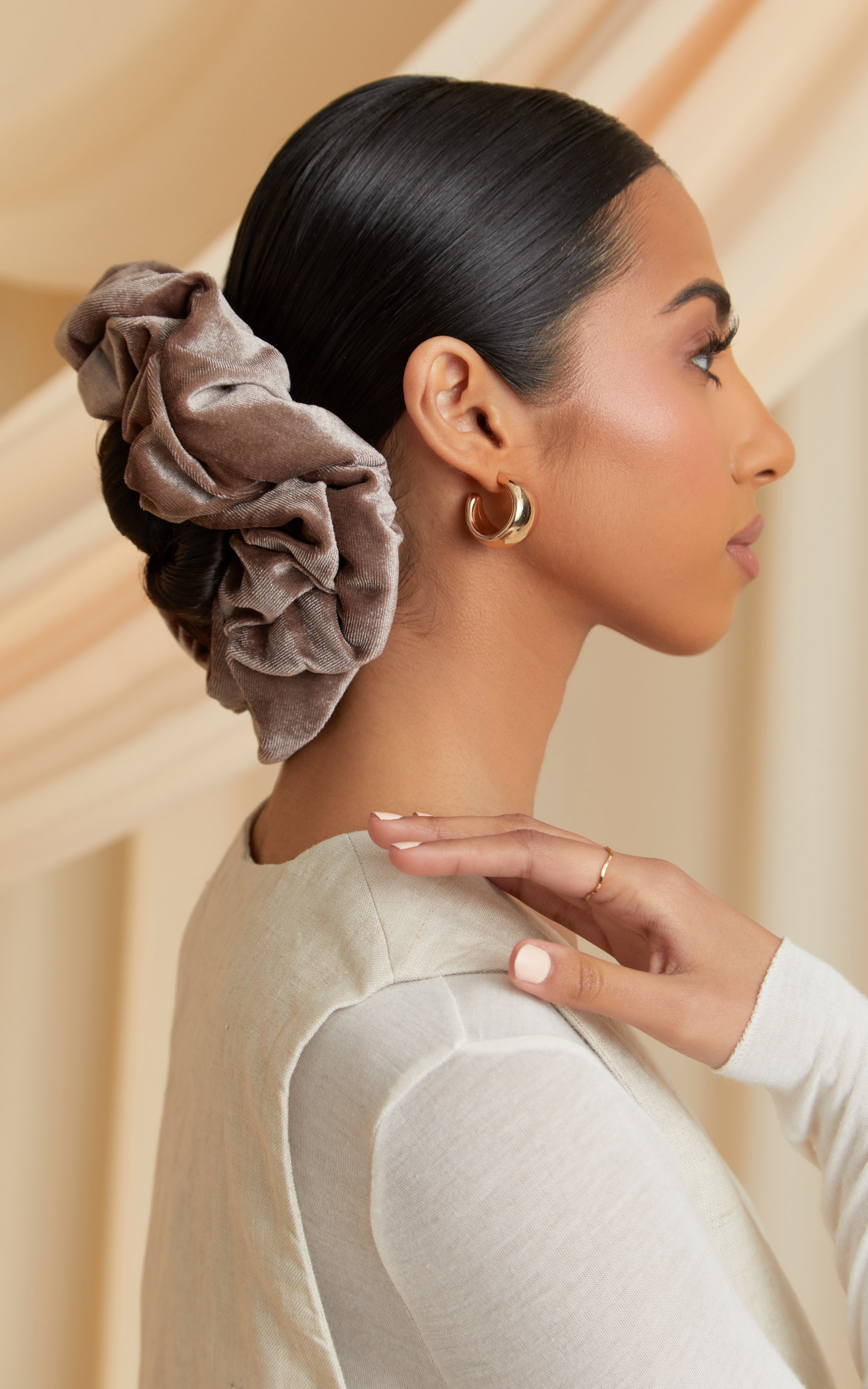 VELVET SCRUNCHIE TAUPE VELVET SCRUNCHIE TAUPE