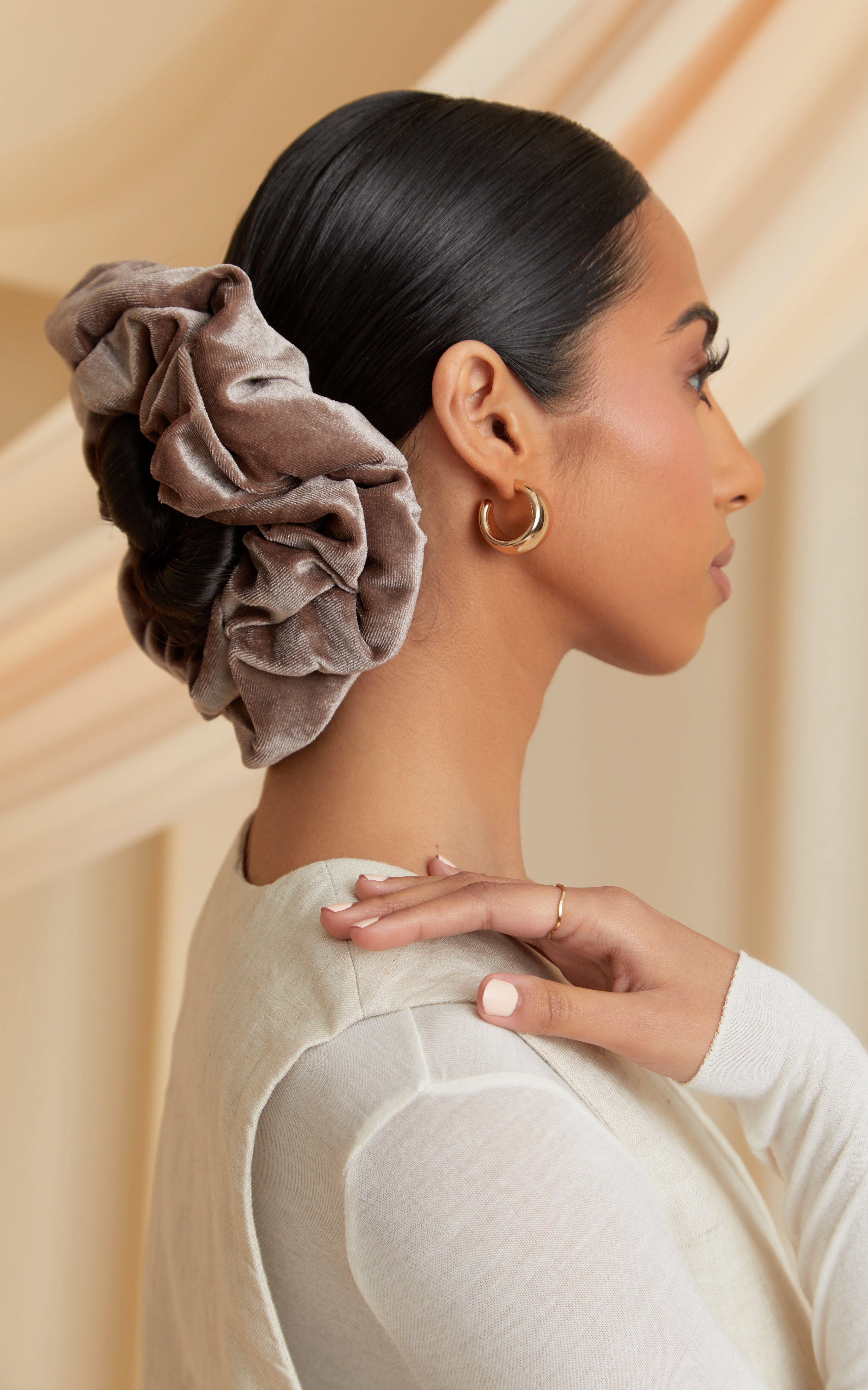 VELVET SCRUNCHIE TAUPE VELVET SCRUNCHIE TAUPE